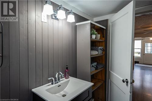 26 Alice Street, Allenford, ON - Indoor Photo Showing Bathroom