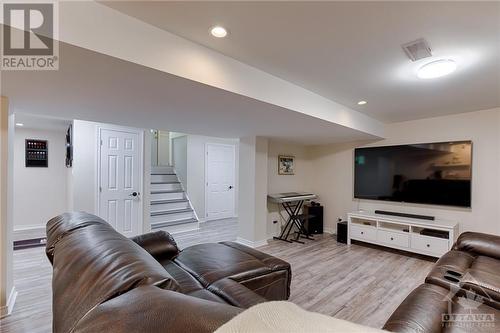 1118 Francis Street, Calabogie, ON - Indoor Photo Showing Living Room