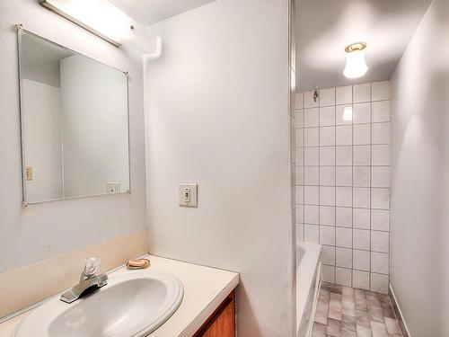 Bathroom - 11214 Av. Brunet, Montréal (Montréal-Nord), QC - Indoor Photo Showing Bathroom