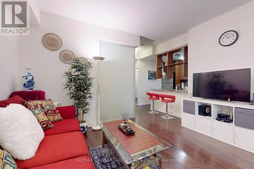 117 - 181 Village Green Square, Toronto, ON - Indoor Photo Showing Living Room