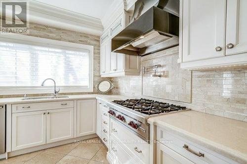 65 Bridgeport St, Richmond Hill, ON - Indoor Photo Showing Kitchen With Double Sink With Upgraded Kitchen