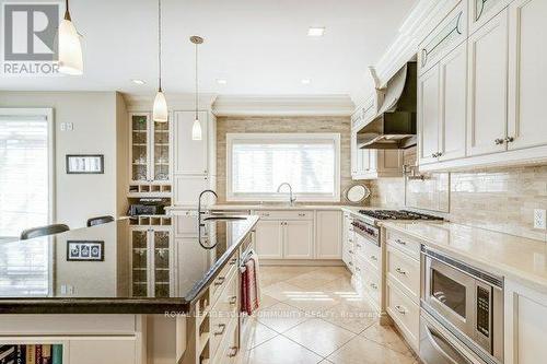 65 Bridgeport St, Richmond Hill, ON - Indoor Photo Showing Kitchen With Upgraded Kitchen