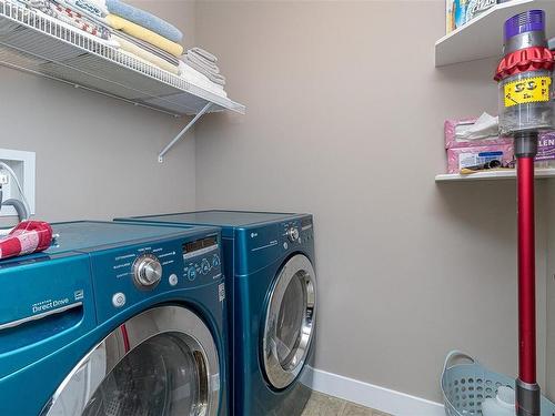 25-2319 Chilco Rd, View Royal, BC - Indoor Photo Showing Laundry Room