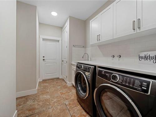 593 Rainbow Way, Parksville, BC - Indoor Photo Showing Laundry Room