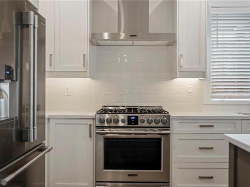 593 Rainbow Way, Parksville, BC - Indoor Photo Showing Kitchen With Upgraded Kitchen