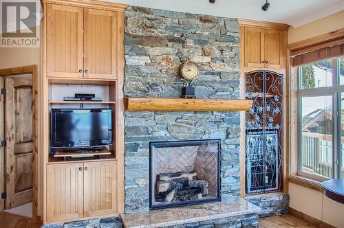 7700 Porcupine Road Unit# 4-604, Big White, BC - Indoor Photo Showing Living Room With Fireplace