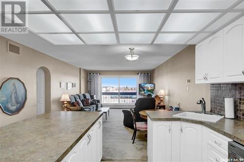 504 3520 Hillsdale Street, Regina, SK - Indoor Photo Showing Kitchen