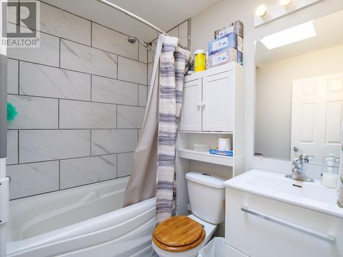 424 Hartley Street, Quesnel, BC - Indoor Photo Showing Bathroom