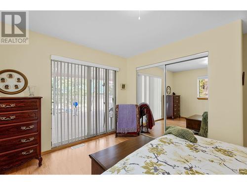 7451 Estate Drive, Anglemont, BC - Indoor Photo Showing Bedroom