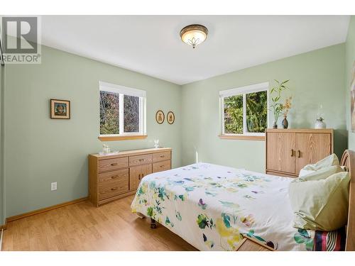 7451 Estate Drive, Anglemont, BC - Indoor Photo Showing Bedroom