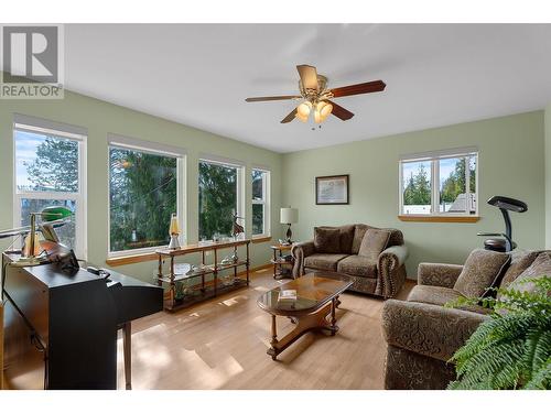 7451 Estate Drive, Anglemont, BC - Indoor Photo Showing Living Room