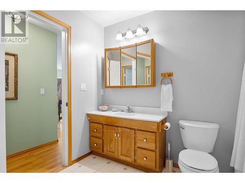 7451 Estate Drive, Anglemont, BC - Indoor Photo Showing Bathroom