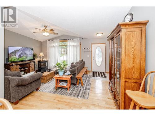 425 Maduik Avenue, Sicamous, BC - Indoor Photo Showing Living Room