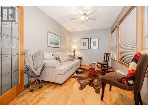 425 Maduik Avenue, Sicamous, BC - Indoor Photo Showing Living Room