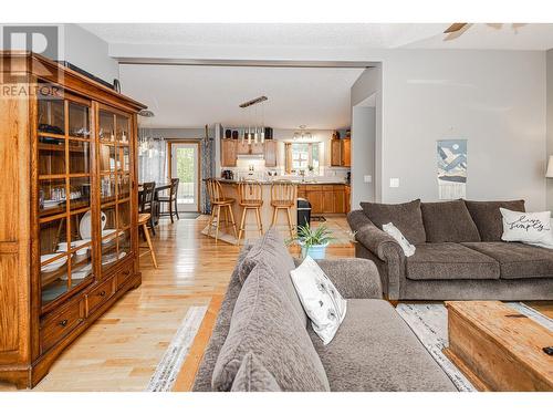 425 Maduik Avenue, Sicamous, BC - Indoor Photo Showing Living Room