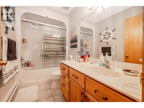 425 Maduik Avenue, Sicamous, BC - Indoor Photo Showing Bathroom