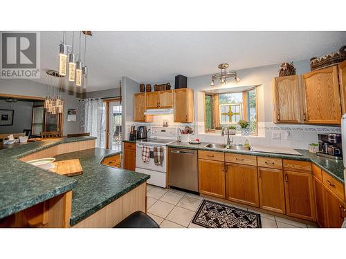 425 Maduik Avenue, Sicamous, BC - Indoor Photo Showing Kitchen With Double Sink