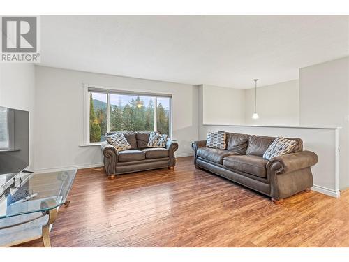 1718 Grandview Avenue, Lumby, BC - Indoor Photo Showing Living Room