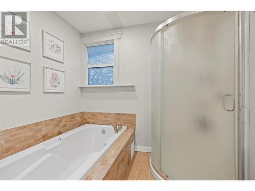 1718 Grandview Avenue, Lumby, BC - Indoor Photo Showing Bathroom