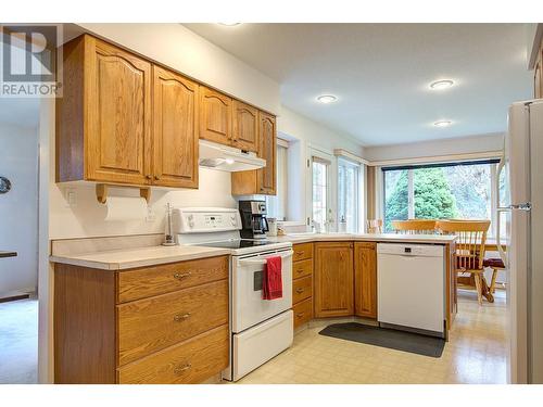 3410 Lockhart Crescent, Spallumcheen, BC - Indoor Photo Showing Kitchen