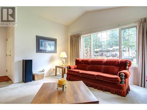3410 Lockhart Crescent, Spallumcheen, BC - Indoor Photo Showing Living Room