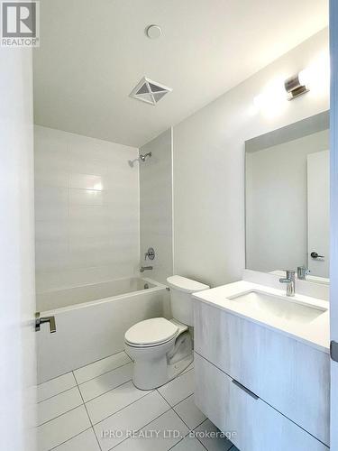 Ph 913 - 6 David Eyer Road, Richmond Hill, ON - Indoor Photo Showing Bathroom