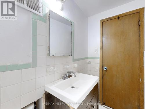 161 Ardwick Blvd, Toronto, ON - Indoor Photo Showing Bathroom