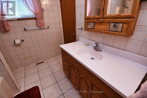 32 Arno St, Hamilton, ON - Indoor Photo Showing Bathroom
