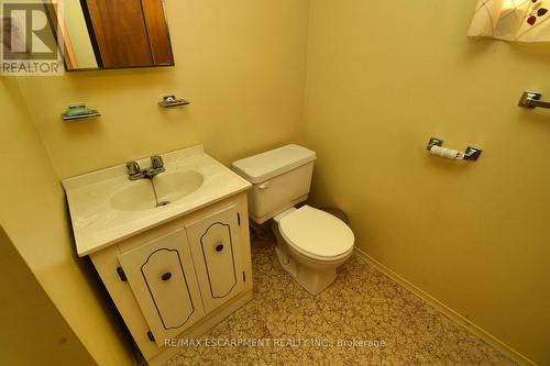 32 Arno St, Hamilton, ON - Indoor Photo Showing Bathroom
