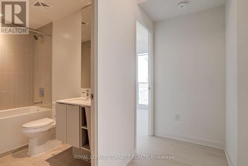 #4710 -3900 Confederation Pkwy, Mississauga, ON - Indoor Photo Showing Bathroom