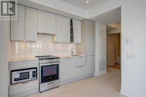 #4710 -3900 Confederation Pkwy, Mississauga, ON - Indoor Photo Showing Kitchen