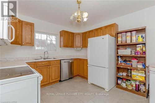 18 Greenlaw Placeway S, St. Catharines, ON - Indoor Photo Showing Kitchen With Double Sink