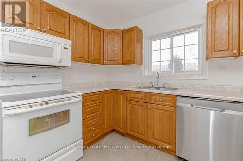18 Greenlaw Placeway S, St. Catharines, ON - Indoor Photo Showing Kitchen