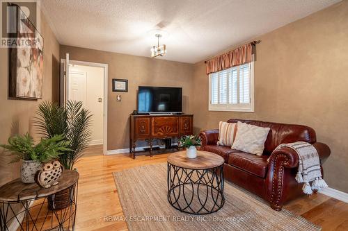 95 Laurendale Ave, Hamilton, ON - Indoor Photo Showing Living Room