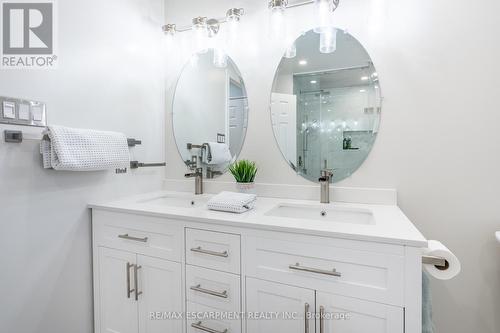 95 Laurendale Ave, Hamilton, ON - Indoor Photo Showing Bathroom