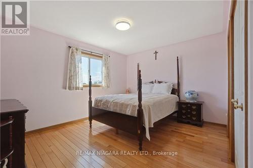 7516 Monastery Drive, Niagara Falls, ON - Indoor Photo Showing Bedroom