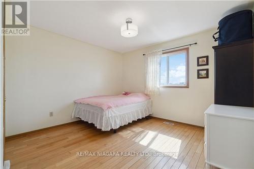 7516 Monastery Drive, Niagara Falls, ON - Indoor Photo Showing Bedroom