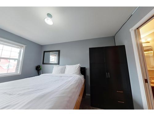 517/519 - 500 Riverside Way, Fernie, BC - Indoor Photo Showing Bedroom