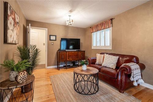 95 Laurendale Avenue, Waterdown, ON - Indoor Photo Showing Living Room