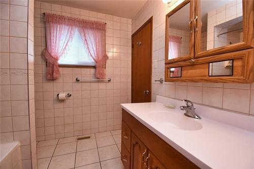 32 Arno Street, Hamilton, ON - Indoor Photo Showing Bathroom