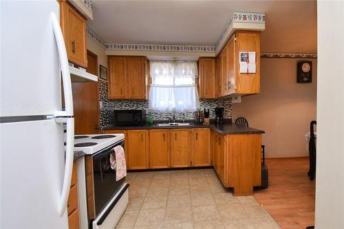 32 Arno Street, Hamilton, ON - Indoor Photo Showing Kitchen
