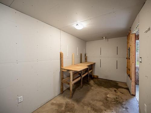 5733 Island Hwy North, Courtenay, BC - Indoor Photo Showing Garage