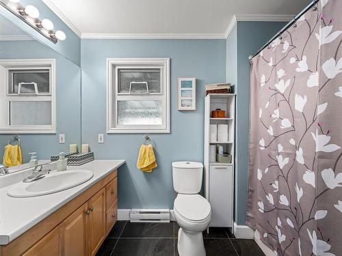5733 Island Hwy North, Courtenay, BC - Indoor Photo Showing Bathroom