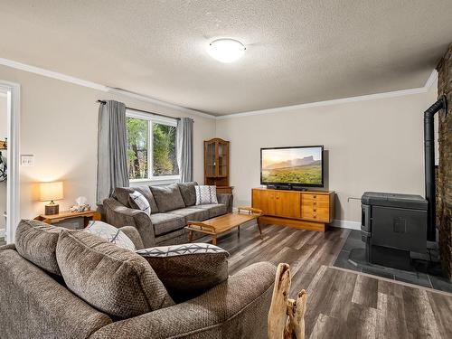 5733 Island Hwy North, Courtenay, BC - Indoor Photo Showing Living Room