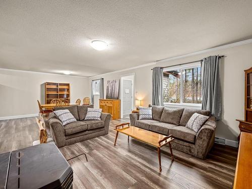 5733 Island Hwy North, Courtenay, BC - Indoor Photo Showing Living Room