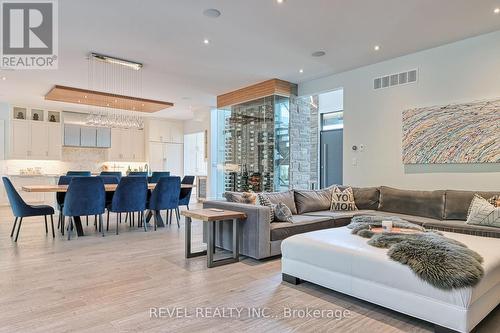 11 Woodbourne Court, Niagara-On-The-Lake, ON - Indoor Photo Showing Living Room