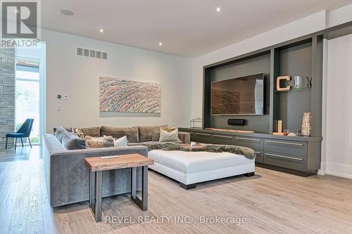 11 Woodbourne Court, Niagara-On-The-Lake, ON - Indoor Photo Showing Living Room