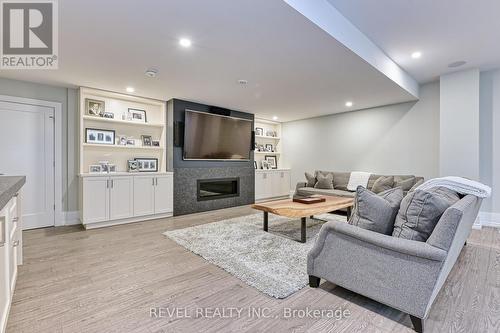 11 Woodbourne Court, Niagara-On-The-Lake, ON - Indoor Photo Showing Living Room With Fireplace