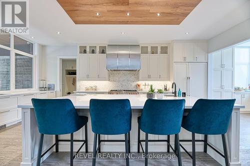11 Woodbourne Court, Niagara-On-The-Lake, ON - Indoor Photo Showing Kitchen With Upgraded Kitchen