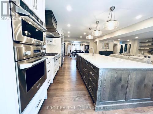 6 Edgecombe Terrace, Springwater, ON - Indoor Photo Showing Kitchen With Upgraded Kitchen